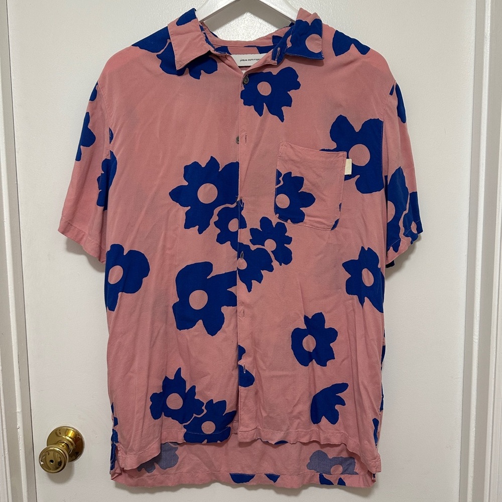 Urban Outfitters UO Daisy Printed Button Down Men’s Shirt Floral Pink Size M